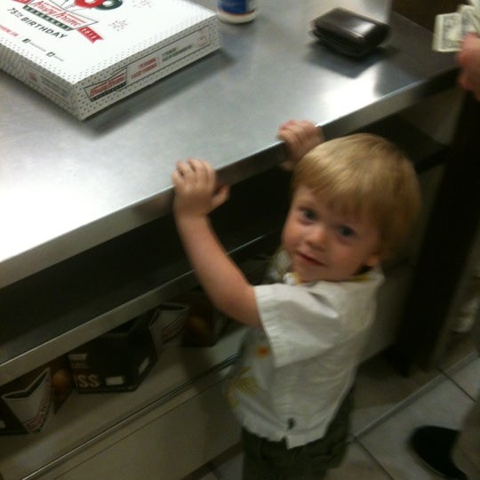 6/2/2012 tarihinde Michael E.ziyaretçi tarafından Krispy Kreme Doughnuts'de çekilen fotoğraf
