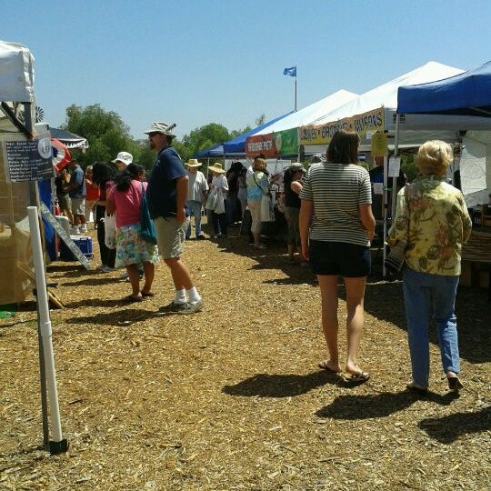 Снимок сделан в North San Diego Certified Farmers Market пользователем Claire W. 5/13/2012