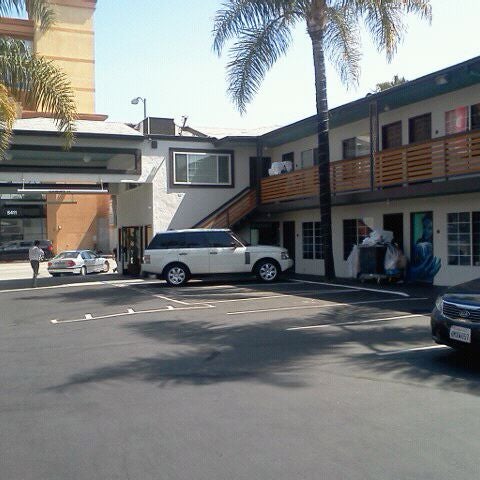 Das Foto wurde bei The Dixie Hollywood Hotel von Mariana A. am 5/27/2012 aufgenommen