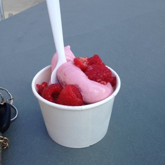 รูปภาพถ่ายที่ My Yo My Frozen Yogurt Shop โดย Alexandra M. เมื่อ 5/28/2012