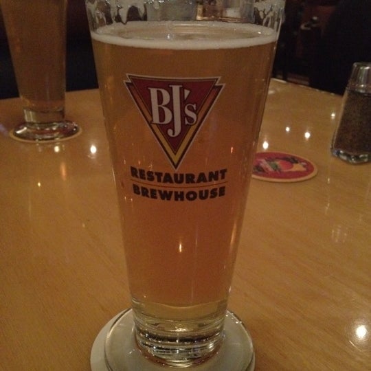 Photo taken at BJ&#39;s Restaurant &amp; Brewhouse by Morgan M. on 2/4/2012