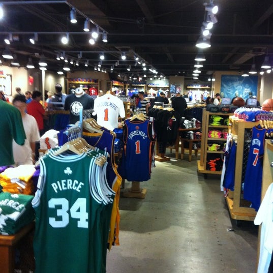 8/26/2012 tarihinde Aj A.ziyaretçi tarafından NBA Store'de çekilen fotoğraf