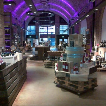 Foto diambil di The Whisky Exchange oleh Anastasija M. pada 7/7/2012