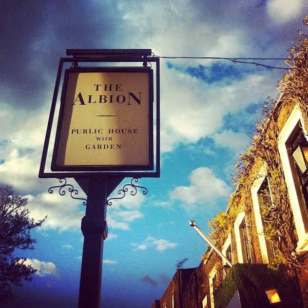 Foto tirada no(a) The Albion por Sophie R. em 4/29/2012
