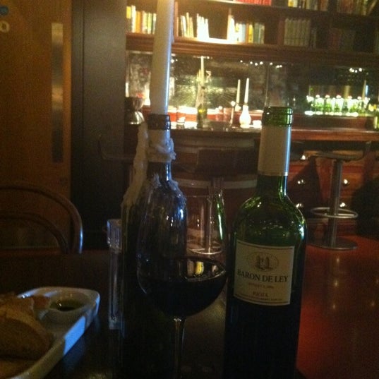 Das Foto wurde bei Dublin Wine Rooms von Terri S. am 6/11/2012 aufgenommen