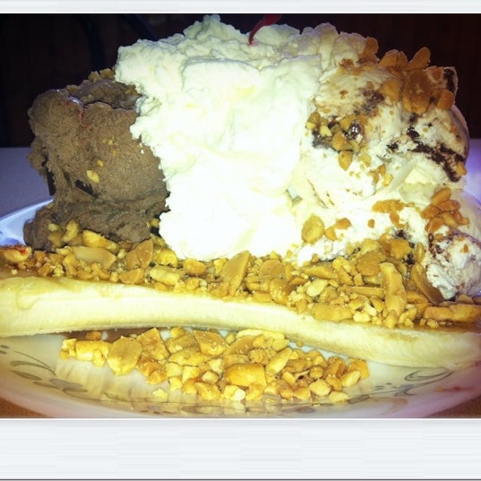 Foto scattata a Egger&#39;s Ice Cream Parlor da Genesis Nijhonnie ❤ il 6/3/2012