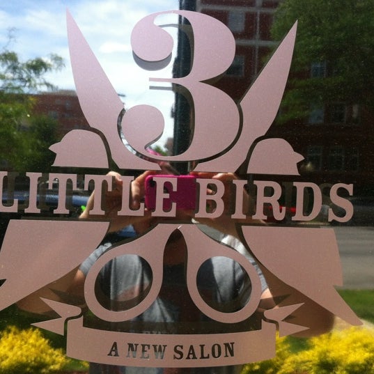 Foto scattata a 3 Little Birds Salon da Andy Rok G. il 5/30/2012