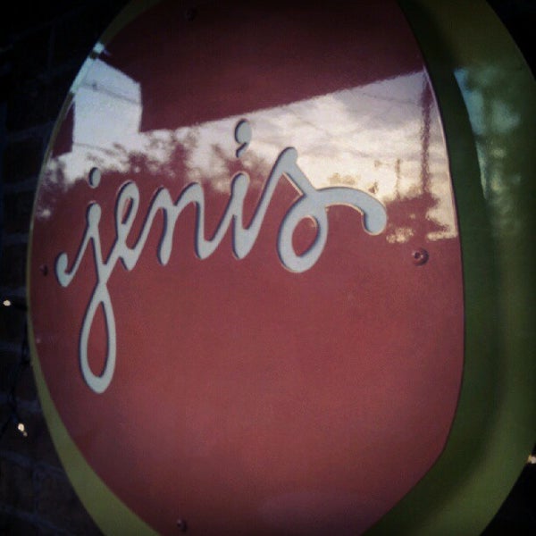 รูปภาพถ่ายที่ Jeni&#39;s Splendid Ice Creams โดย James B. เมื่อ 6/29/2012
