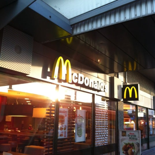 Снимок сделан в McDonald&#39;s пользователем Dion d. 4/19/2012