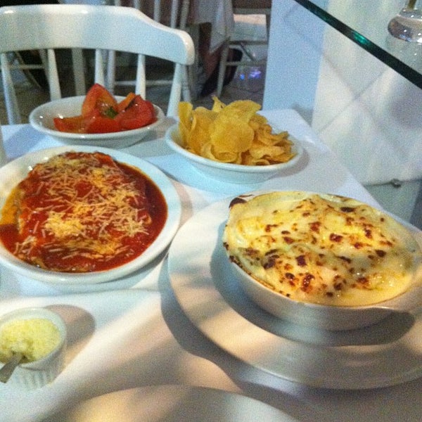 Photo taken at Restaurante Bella Napoli by Luiz C. on 8/19/2012