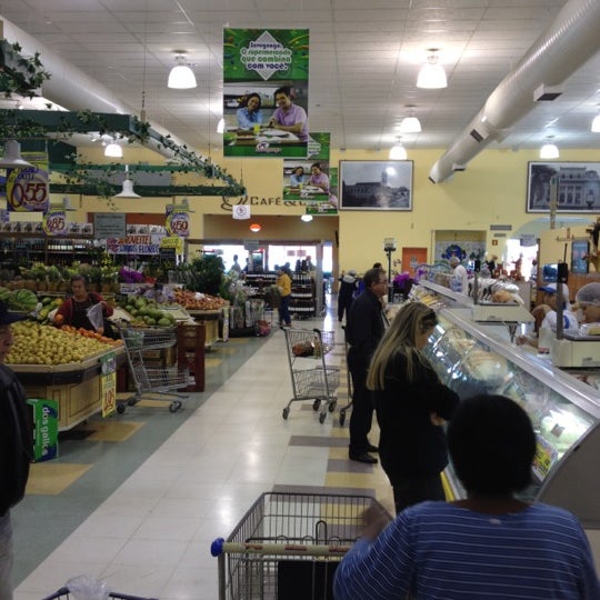 Foto tirada no(a) Savegnago Supermercados por Rinaldo M. em 5/2/2012
