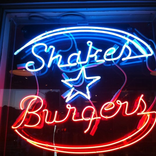 Foto tirada no(a) Main Street Burgers por Clay F. em 8/9/2012