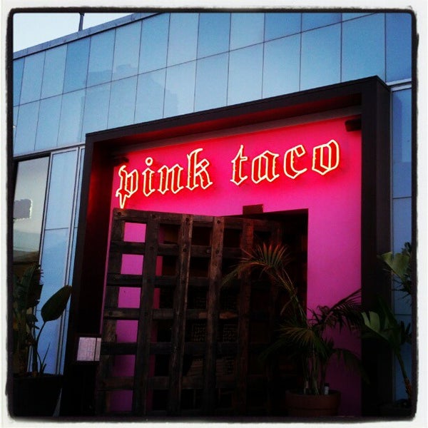 Foto tirada no(a) Pink Taco por Stephen F. em 6/8/2012