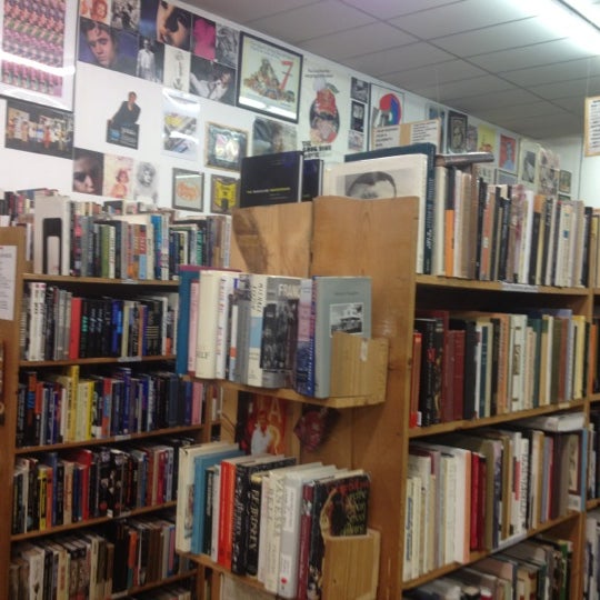 Foto tirada no(a) Recycled Books por Erica M. em 8/18/2012