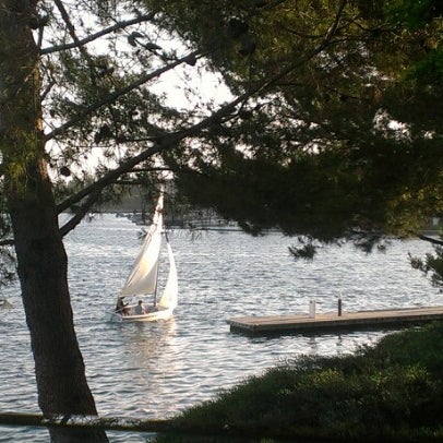 Photo prise au Yama Sushi on the Lake par Alex N. le7/23/2012