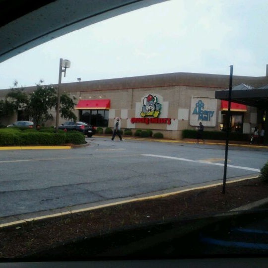 รูปภาพถ่ายที่ Albany Mall โดย Kwajalein W. เมื่อ 7/5/2012