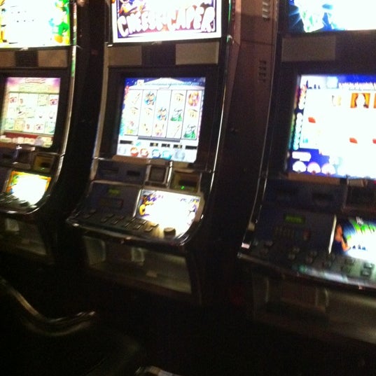 Foto tomada en Mountaineer Casino, Racetrack &amp; Resort  por Gena C. el 6/29/2012