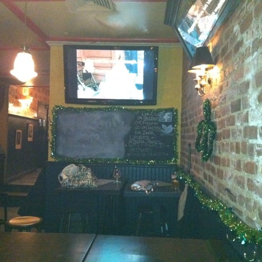Foto diambil di Scallywag&#39;s Bar &amp; Grill oleh Mike Owls M. pada 3/5/2012