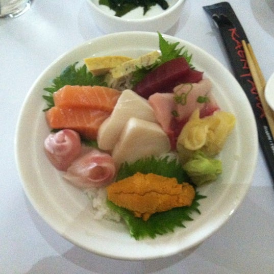 Photo taken at Kaenyama Sushi and Yakiniku by Ching-Wen N. on 5/31/2012