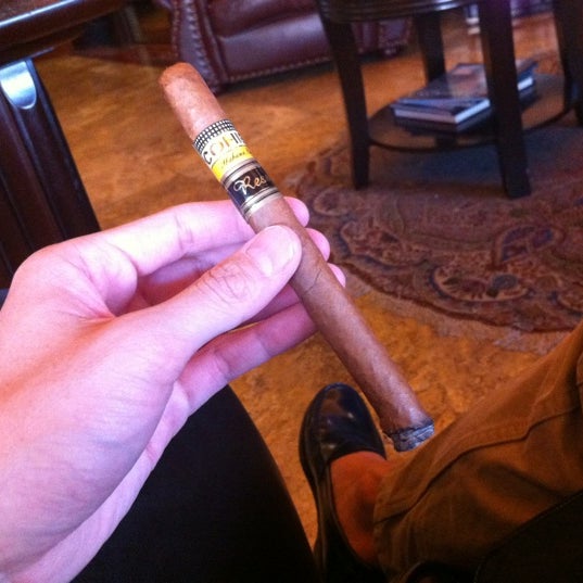Снимок сделан в Bo&#39;s Cigar Lounge пользователем Phuong 5/6/2012