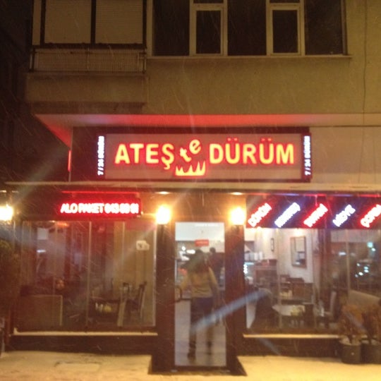 รูปภาพถ่ายที่ Ateş&#39;te Dürüm โดย Fırat K. เมื่อ 3/24/2012