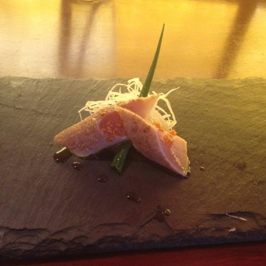4/26/2012 tarihinde Rebecca A.ziyaretçi tarafından Umi Sushi Bar &amp; Grill'de çekilen fotoğraf