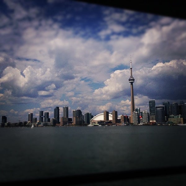 8/13/2012 tarihinde Nico A.ziyaretçi tarafından Billy Bishop Toronto City Airport Ferry'de çekilen fotoğraf