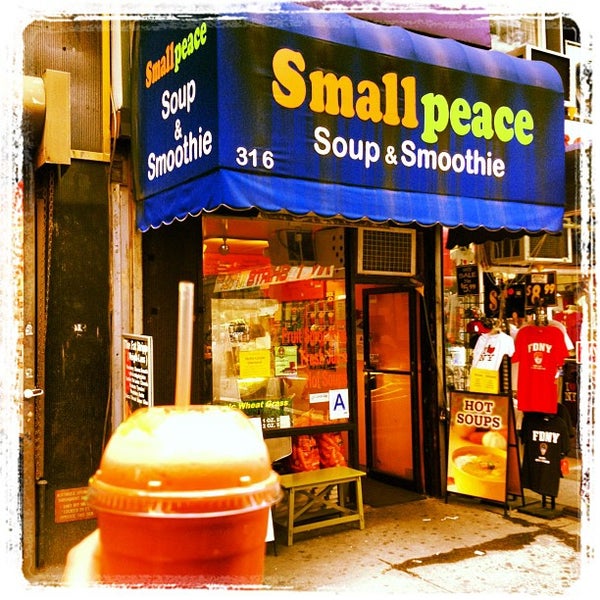 รูปภาพถ่ายที่ Small Peace Soup &amp; Smoothie โดย Marty D. เมื่อ 6/28/2012