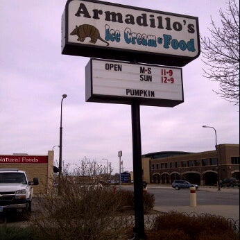 รูปภาพถ่ายที่ Armadillos Ice Cream Shoppe โดย Tara W. เมื่อ 3/23/2012