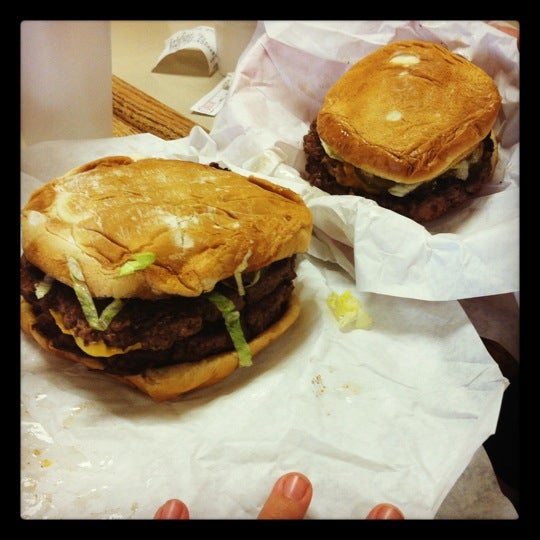 Das Foto wurde bei Ronnie&#39;s Burgers von Jenn E. am 7/25/2012 aufgenommen