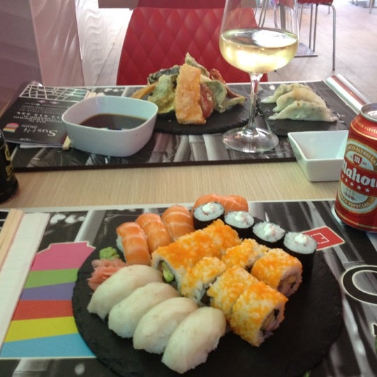 Photo prise au Sushi Store Express par Viajamos J. le6/25/2012