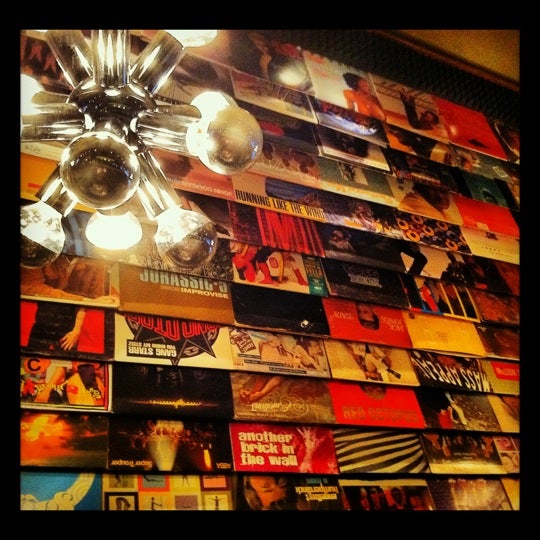 4/20/2012 tarihinde Andyziyaretçi tarafından Analog Bar'de çekilen fotoğraf