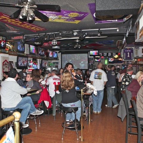 Foto diambil di Leo&#39;s All-Star Sports Bar &amp; Grill oleh Leslie L. pada 4/27/2011