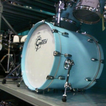 9/25/2011에 Nate K.님이 Cosmo Music - The Musical Instrument Superstore!에서 찍은 사진