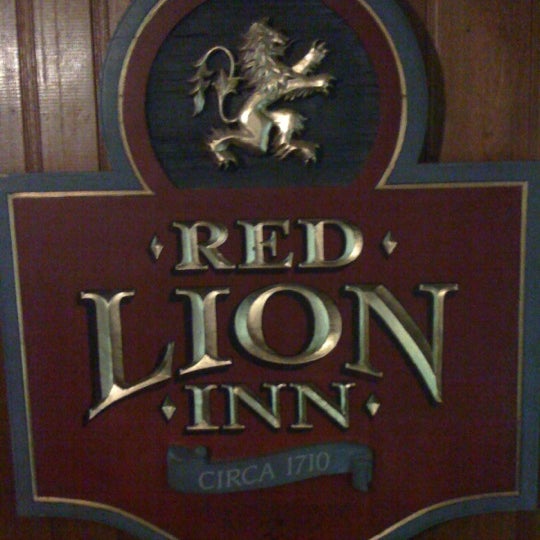 รูปภาพถ่ายที่ DiPaolo&#39;s Red Lion Inn โดย Stephen B. เมื่อ 7/11/2012