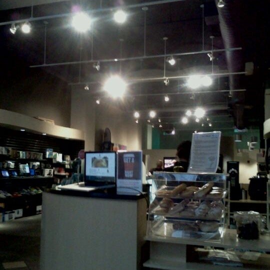 รูปภาพถ่ายที่ Showbiz Store &amp; Cafe โดย Michael R. B. เมื่อ 11/18/2011