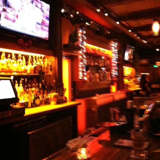 Foto scattata a Ernie&#39;s Bar &amp; Pizza da David H. il 12/3/2011