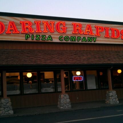 Foto tirada no(a) Roaring Rapids Pizza Co. por Bryce L. em 9/11/2011