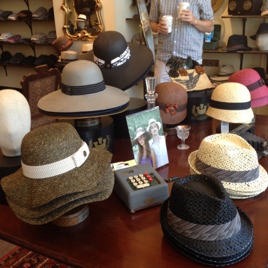Foto tirada no(a) Goorin Bros. Hat Shop - Larimer Square por Megan B. em 6/9/2012