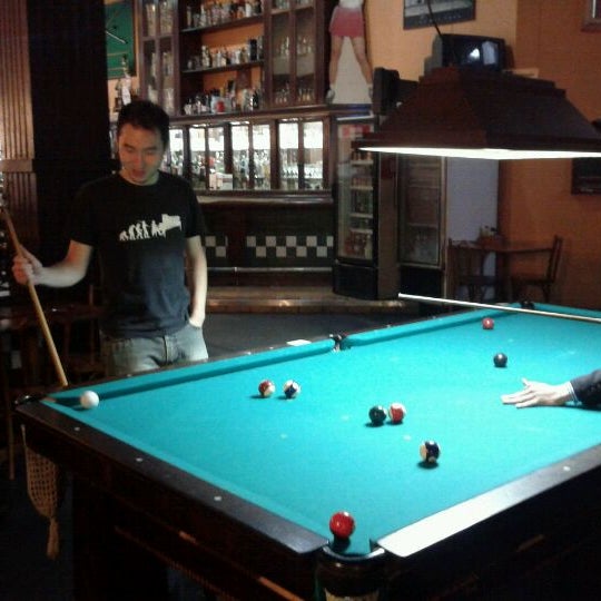 Photo taken at Queen&#39;s Snooker Burger Bar by Silvestre M. on 1/26/2012