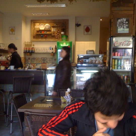 Photo taken at Caixeiro Vicente Restaurante e Café by Renan H. on 10/20/2011