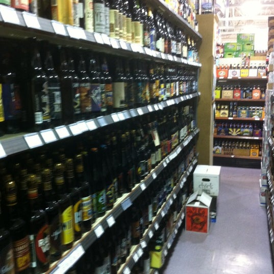 Foto diambil di Parti-Pak Discount Liquors oleh Amy B. pada 5/18/2012