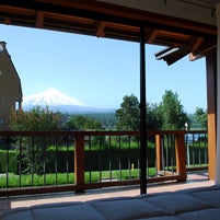 É a mais nova opção de hospedagem na cidade, num lindo lugar, com vista para o vulcão Villarrica e ao lado do Lago!!