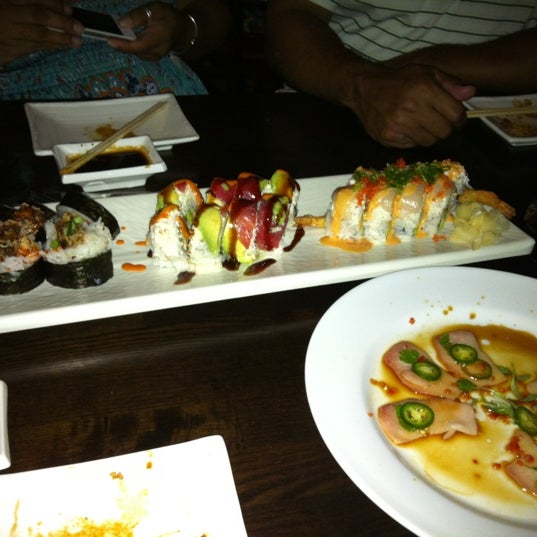 Foto scattata a Okura Robata Sushi Bar and Grill da Claudia R. il 8/4/2012