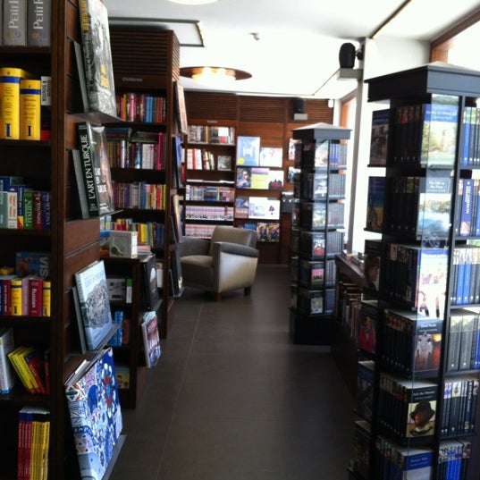 Foto tomada en Bookish Store  por Hulya el 5/4/2012