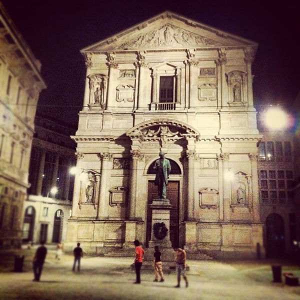 Piazza San Fedele Plaza in Duomo Piazza San Fedele Plaza in Duomo