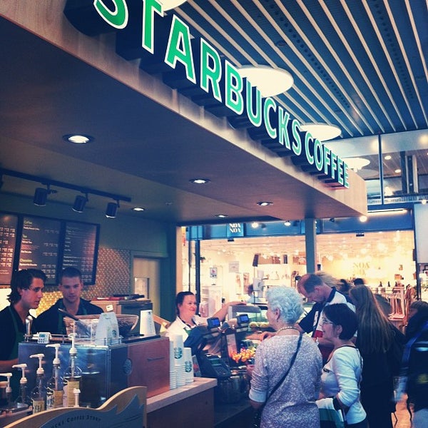 Foto tirada no(a) Starbucks por Karen Kristine P. em 7/16/2012