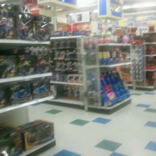 Photo taken at Toys"R"Us by Viktoria F. on 5/8/2012