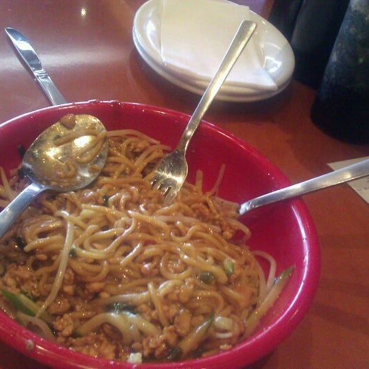 Photo taken at Pei Wei by Lauro R. on 5/31/2012