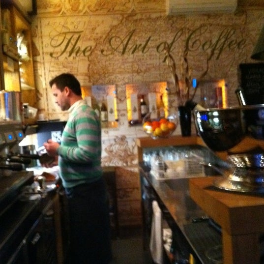 Foto diambil di Caffe Leone oleh Goran P. pada 1/8/2012